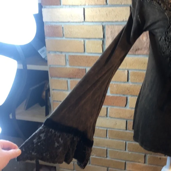 Lace Bell sleeve embroidered top - Picture 3 of 6